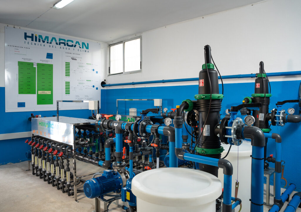 Cabezal de fertirriego automatizado con filtros, bombas y tuberías instalado por Himarcan en un invernadero de Almería.