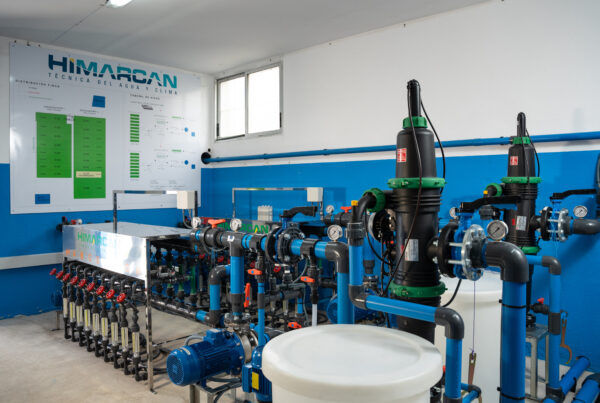 Cabezal de fertirriego automatizado con filtros, bombas y tuberías instalado por Himarcan en un invernadero de Almería.