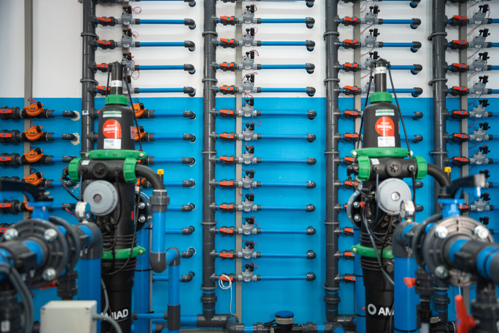 Cabezal de riego agrícola con sistema de filtrado, tuberías y electroválvulas para fertirrigación instalado por Himarcan.